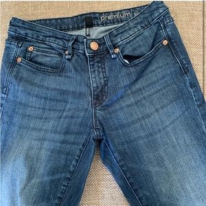 Excellent Preowned Condition GAP Premium Straight Leg Jeans Size 26. Very Cute